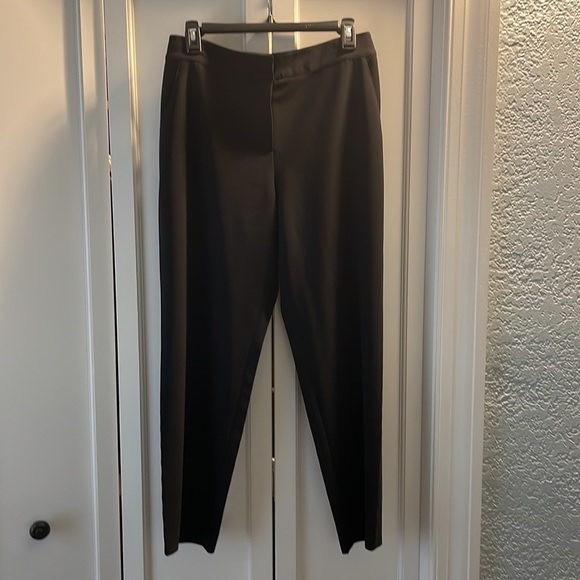St.John Caviar dress pants. Satin lined Side pockets. Ankle length. 27” inseam. - Picture 5 of 9